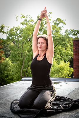 Freda-Louisa Leverkuehn von www.yoga-jieper.de in der Schanze in Hamburg uebt die Sat-Kriya des Kundalini-Yoga.