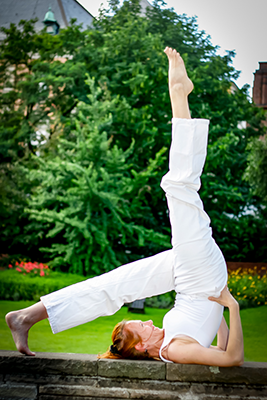 Freda von Yoga-Jieper in der Schanze Hamburg mit dem Schulterstand, Sarvangasana_Kundaliniyoga